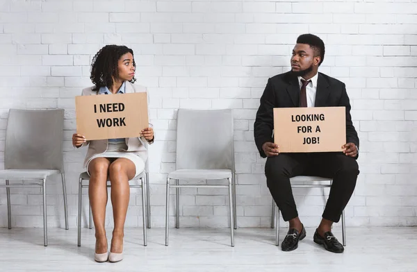 Fiatal álláspályázók kartondobozos munkakeresési táblákkal a cégcsarnokban, interjúra várva — Stock Fotó