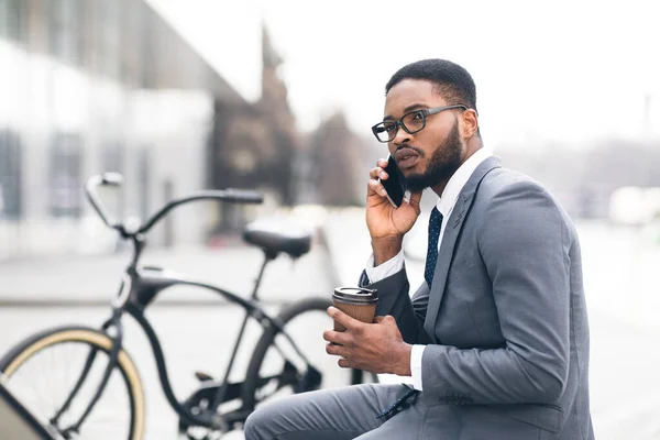 Hombre de negocios guapo hablando de negocios en Park — Foto de Stock