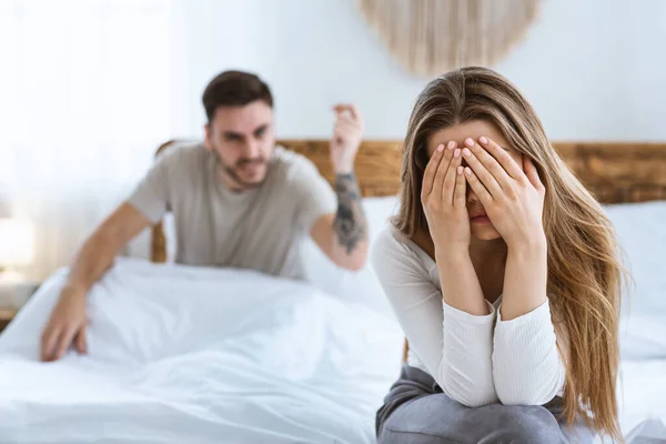 Vrouw bedekken haar gezicht met handen, achter echtgenoot nam uit verlovingsring — Stockfoto