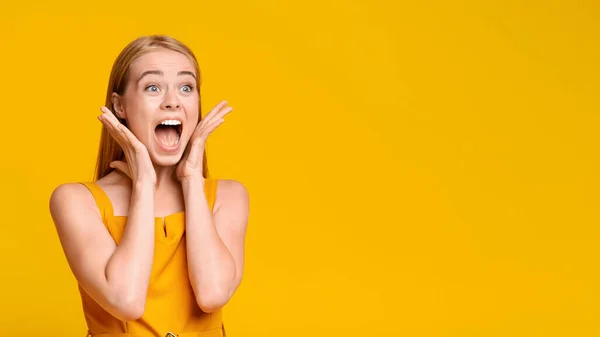 Ventas locas. Emocional mujer joven gritando en el espacio de copia con emoción —  Fotos de Stock