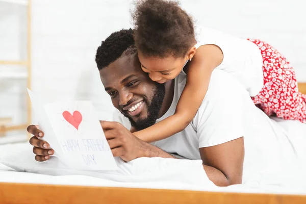 Mała czarna dziewczynka świętuje Dzień Ojca z tatusiem — Zdjęcie stockowe