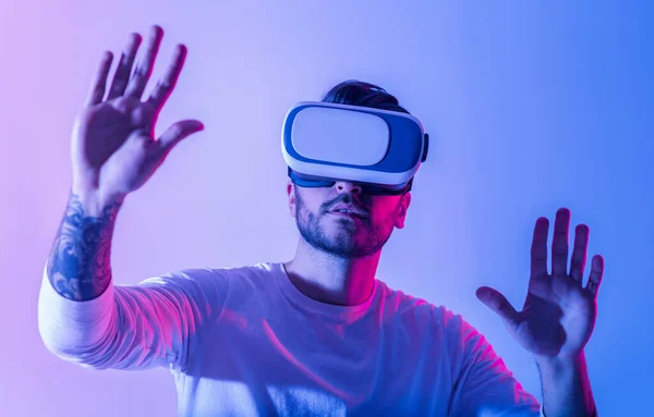 Millennial man in VR met gevoel voor onderdompeling in virtuele omgeving — Stockfoto