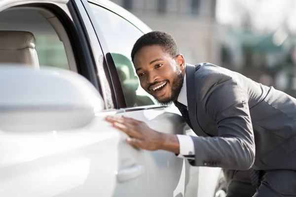Afrikai üzletember megérinti az új autó izgalomban áll a szabadban — Stock Fotó