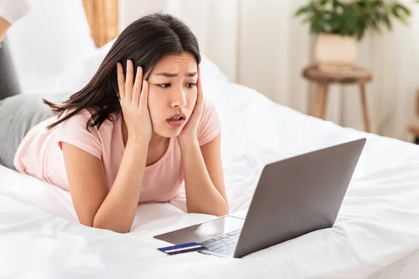 Geschokt aziatische vrouw winkelen Online hebben probleem thuis — Stockfoto