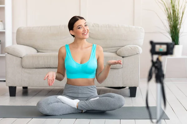 Blogger flicka gör video för online yoga kurs hemma — Stockfoto