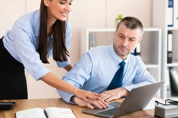 Lüsterne Geschäftsfrau belästigt Angestellten im modernen Büro — Stockfoto