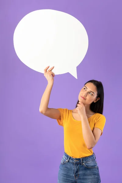 Retrato de menina pensativo segurando bolha de fala — Fotografia de Stock