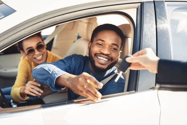 Glada makar tar nyckeln för provkörning Sitter i Automobile — Stockfoto