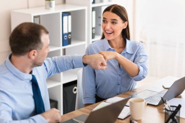 İş Adamı ve İş Kadını Ofiste İş Başarısını Kutlayan Yumruklarını Yumrukluyor