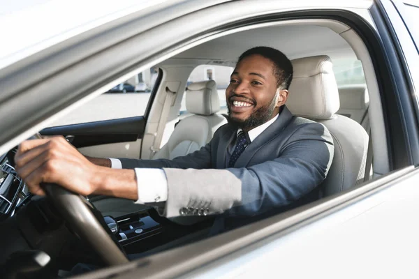 Joyful Man Vezető Autó Ülő Holding Steering Kerék — Stock Fotó