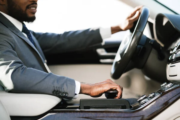 Empresario irreconocible conduciendo el coche sentado en el nuevo automóvil de lujo, recortado —  Fotos de Stock