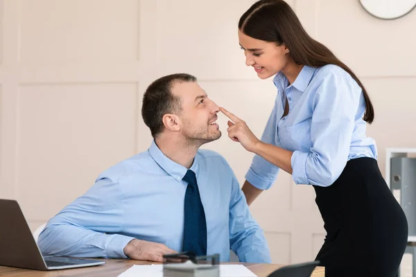 Empresaria seduciendo a un empleado masculino coqueteando en el lugar de trabajo en la oficina moderna —  Fotos de Stock