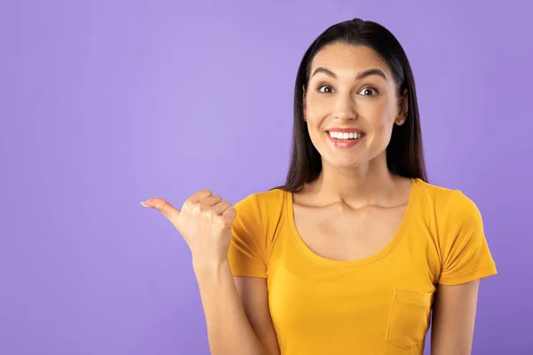 Vrouw wijst vingers opzij naar kopieerruimte — Stockfoto