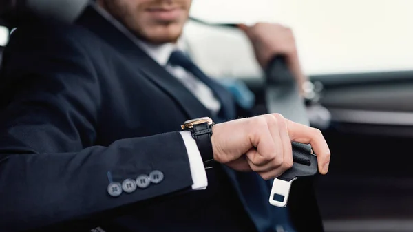 Le gars met sa ceinture de sécurité assis dans la voiture — Photo