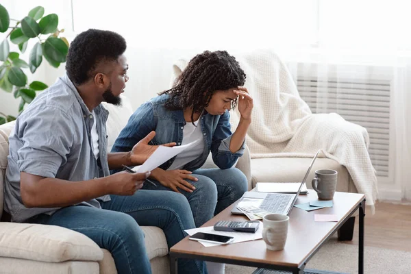 Coniugi bilancio familiare contabile a casa, marito rimprovera moglie per spese eccessive — Foto Stock