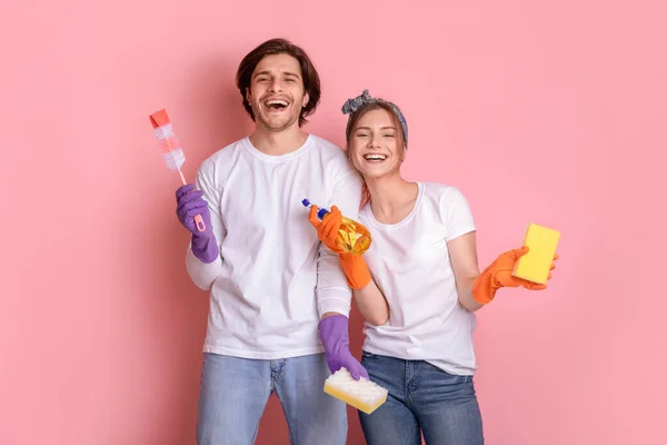 Listo para la limpieza de primavera. Hombre y mujer alegres con herramientas para el hogar en las manos —  Fotos de Stock