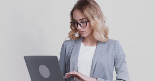 Skupiona młoda kobieta biznesu wpisując na laptopie — Wideo stockowe