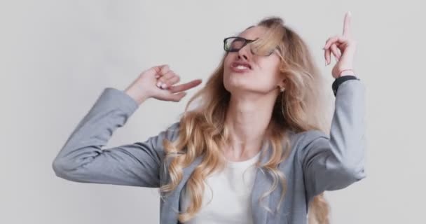 Dolblij zakenvrouw dansen, genieten van haar prestatie — Stockvideo