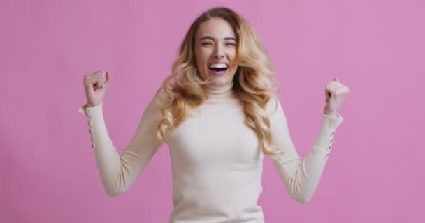 Щаслива дівчина кричить і піднімає руки з хвилюванням — стокове відео