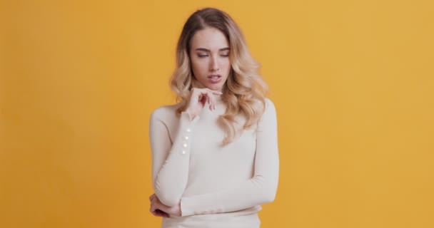 Soustředěná blondýnka přemýšlí o něčem důležitém — Stock video