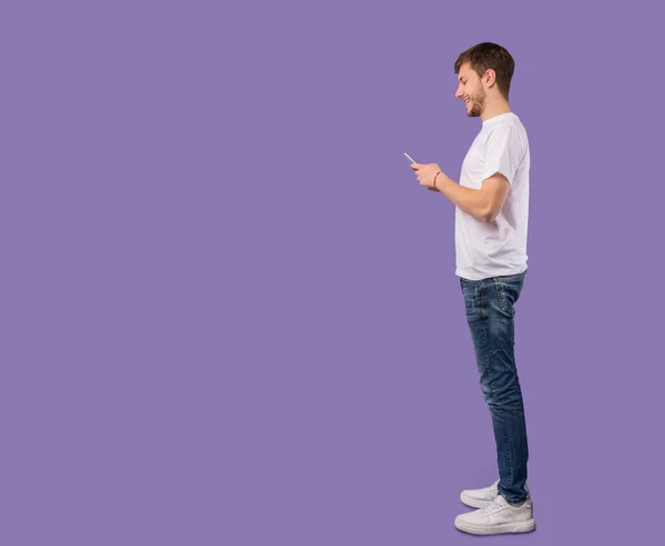 Potret pemuda tampan menggunakan ponsel — Stok Foto