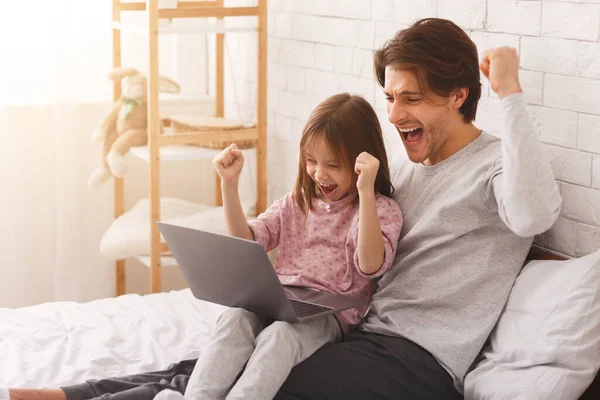 Érzelmi apa és lánya játszik számítógépes játékok — Stock Fotó