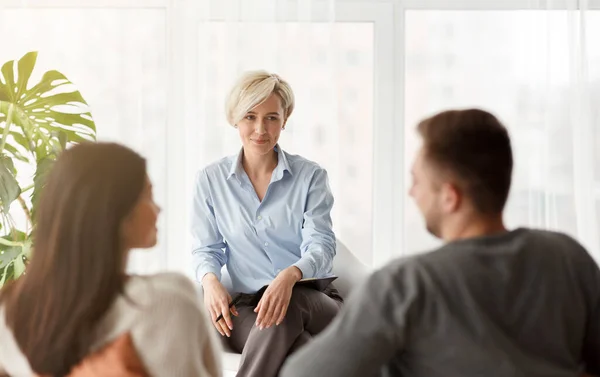 Psicólogo sorrindo Olhando para casais Reconciliação Sentado no escritório — Fotografia de Stock