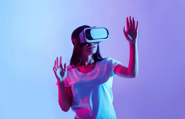 Dispositivo moderno. Sorprendida chica asiática en gafas virtuales — Foto de Stock