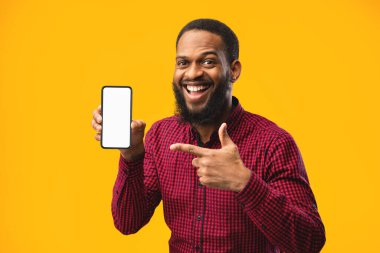 Boş cep telefonu görüntüsü gösteren afro adam