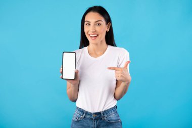 Beyaz boş cep telefonu ekranı gösteren kız