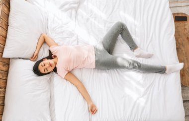 Asyalı Kadın Komik Bir Poz Veriyor Yatakta Uzanıyor, Üst Görünüm