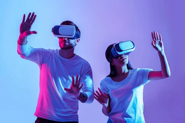 Digital world. Couple in virtual glasses make hands movements — Stock Photo, Image