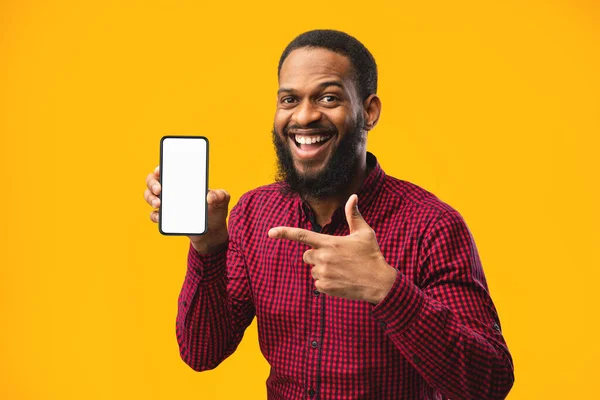Afro chico mostrando pantalla de teléfono móvil en blanco —  Fotos de Stock