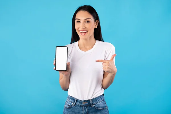 Girl showing white blank cell phone screen — Stock Photo, Image