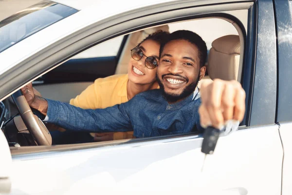 Cónyuges afroamericanos muestran nueva llave del coche sentado en automóvil —  Fotos de Stock