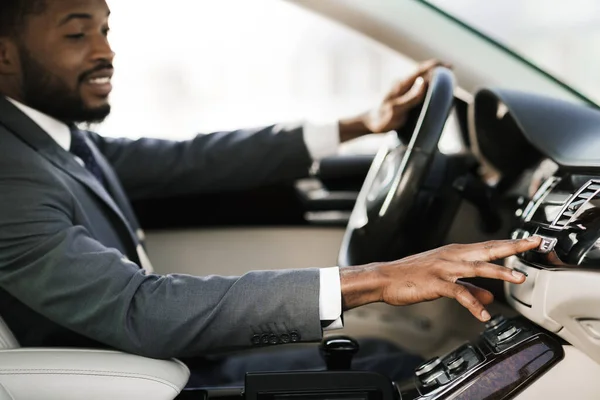 Ontspannen zwarte man rijden auto luisteren radio zitten in auto 's — Stockfoto