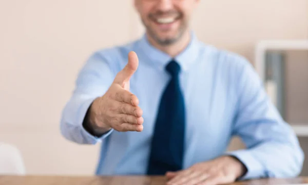 Geschäftsmann reicht Hand für Händedruck im Büro, abgeschnitten — Stockfoto