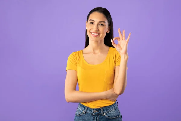 Gelukkige jonge vrouw tonen ok teken gebaar — Stockfoto