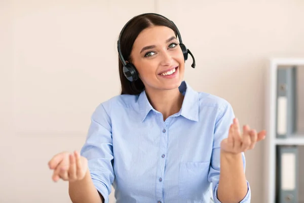 Trabajadora de Atención al Cliente Lady hablando con el cliente sentado en la oficina — Foto de Stock