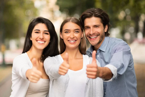 Three Happy Friends Gesturing Thumbs Up Standing Outdoor — Stock Photo, Image