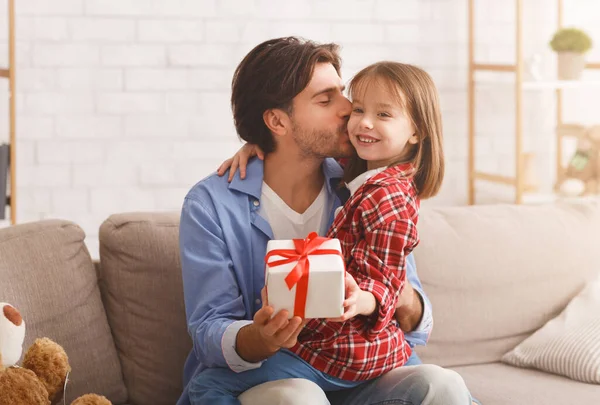 Liefdevolle kleine dochter geeft haar papa cadeau — Stockfoto