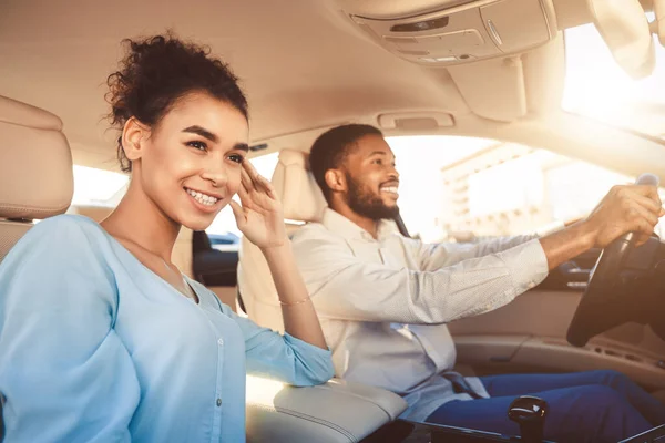 Glad svart par körning sitter i bilen reser på semester — Stockfoto