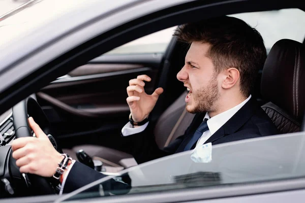 Wütender Geschäftsmann fährt allein in seinem neuen Auto — Stockfoto