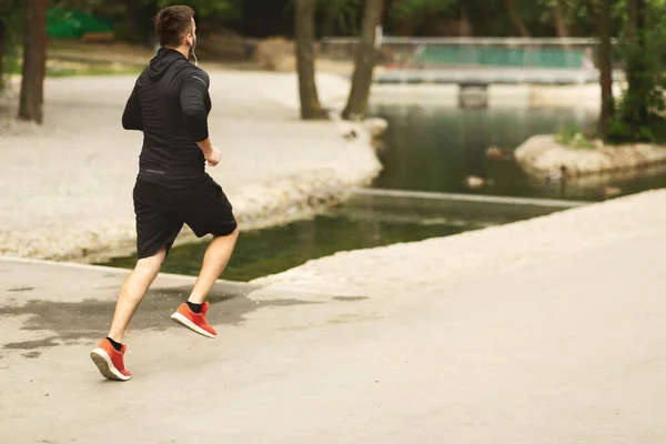 Fitness hombre deportivo corriendo en el parque —  Fotos de Stock