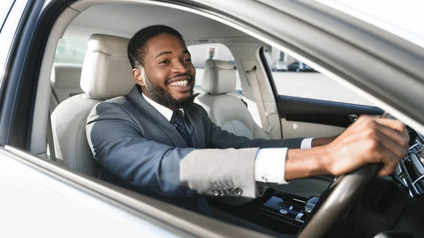 Voiture de conduite de conducteur afro-américain assis dans une nouvelle automobile, Panorama — Photo