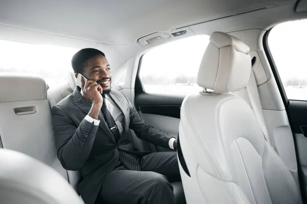 Erfolgreicher Geschäftsmann telefoniert im Luxusauto — Stockfoto