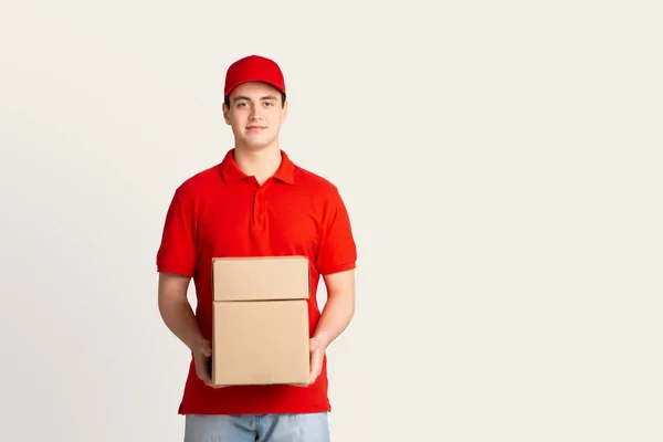 Csomagszállítás és házhozszállítás. A futár dobozokat tart — Stock Fotó