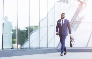 Şehir Bölgesinde Takım Elbiseli Yürüyen Başarılı Afrikalı Girişimci