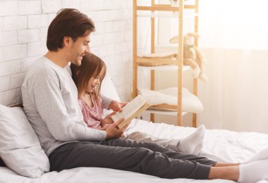 Baba ve kızı hafta sonunu evde birlikte geçiriyorlar.