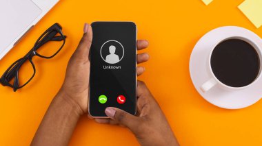 Bilinmeyen bir telefondan gelen kadın el ele tutuşması